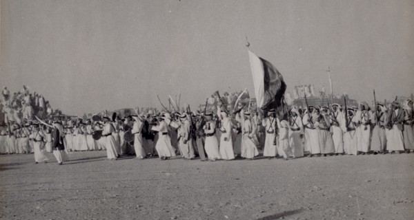 العرضة السعودية بمناسبة زيارة الملك عبدالله بن الحسين ملك الأردن للسعودية 1367/1948. (دارة الملك عبدالعزيز)