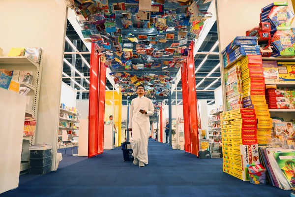 زائر يتجول بين أجنحة معرض الرياض الدولي للكتاب. (المركز الإعلامي لهيئة الأدب والنشر والترجمة)