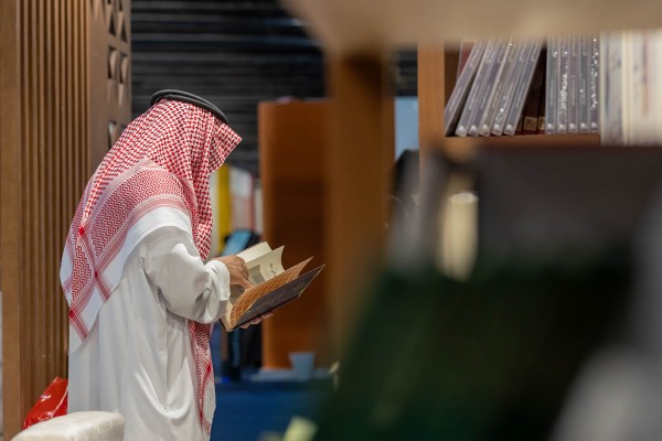 زائر يتصفح أحد الكتب في معرض الرياض الدولي للكتاب. (المركز الإعلامي لهيئة الأدب والنشر والترجمة)