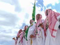 مجموعة مؤدين يصطفون لأداء العرضة السعودية. (واس)