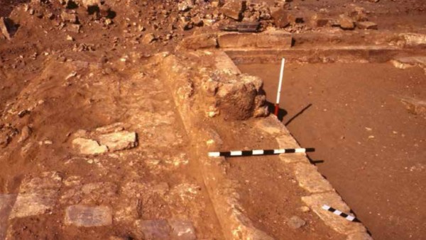 موقع أمبلوني الأثري وقد بني من الحجارة، ويظهر تهدم جزء كبير منه. الدكتور علي الغبان. (دارة الملك عبدالعزيز) 
