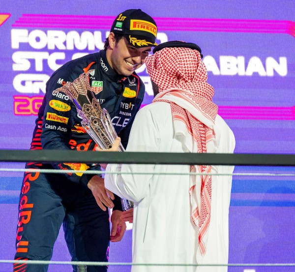 لحظة تتويج المتسابق سيرجيو بيريز في جائزة السعودية الكبرى stc للفورمولا 1 2023. (واس)