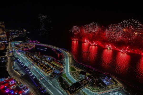 عروض نارية في سماء جدة في الجولة الافتتاحية لجائزة السعودية الكبرى stc للفورمولا 1 2023. (واس)