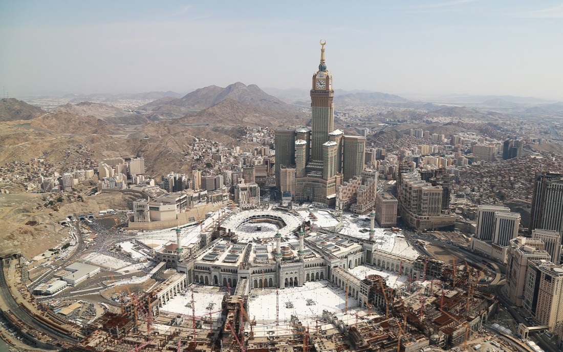 المسجد الحرام بمكة المكرمة ويظهر برج الساعة. (سعوديبيديا)