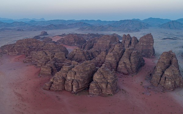تكوينات صخرية في صحراء حسمى. (واس)