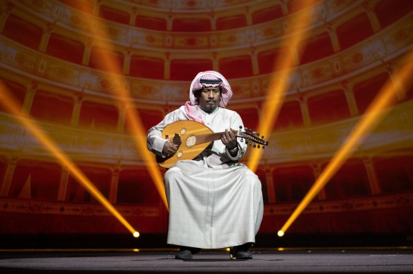 فنان يعزف على العود في إحدى الحفلات السعودية. (واس)