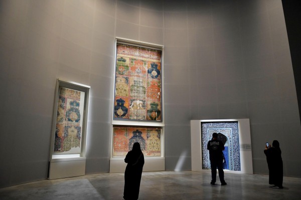 لوحات فنية تراثية في معرض بينالي الفنون الإسلامية 2023 في جدة. (واس)