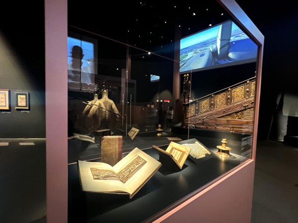 كتب ومخطوطات من مئات السنين في معرض بينالي الفنون الإسلامية 2023 في جدة. (واس)