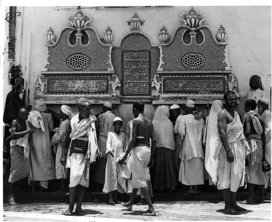 الحجاج حول بئر زمزم عام 1926م. (دارة الملك عبدالعزيز)