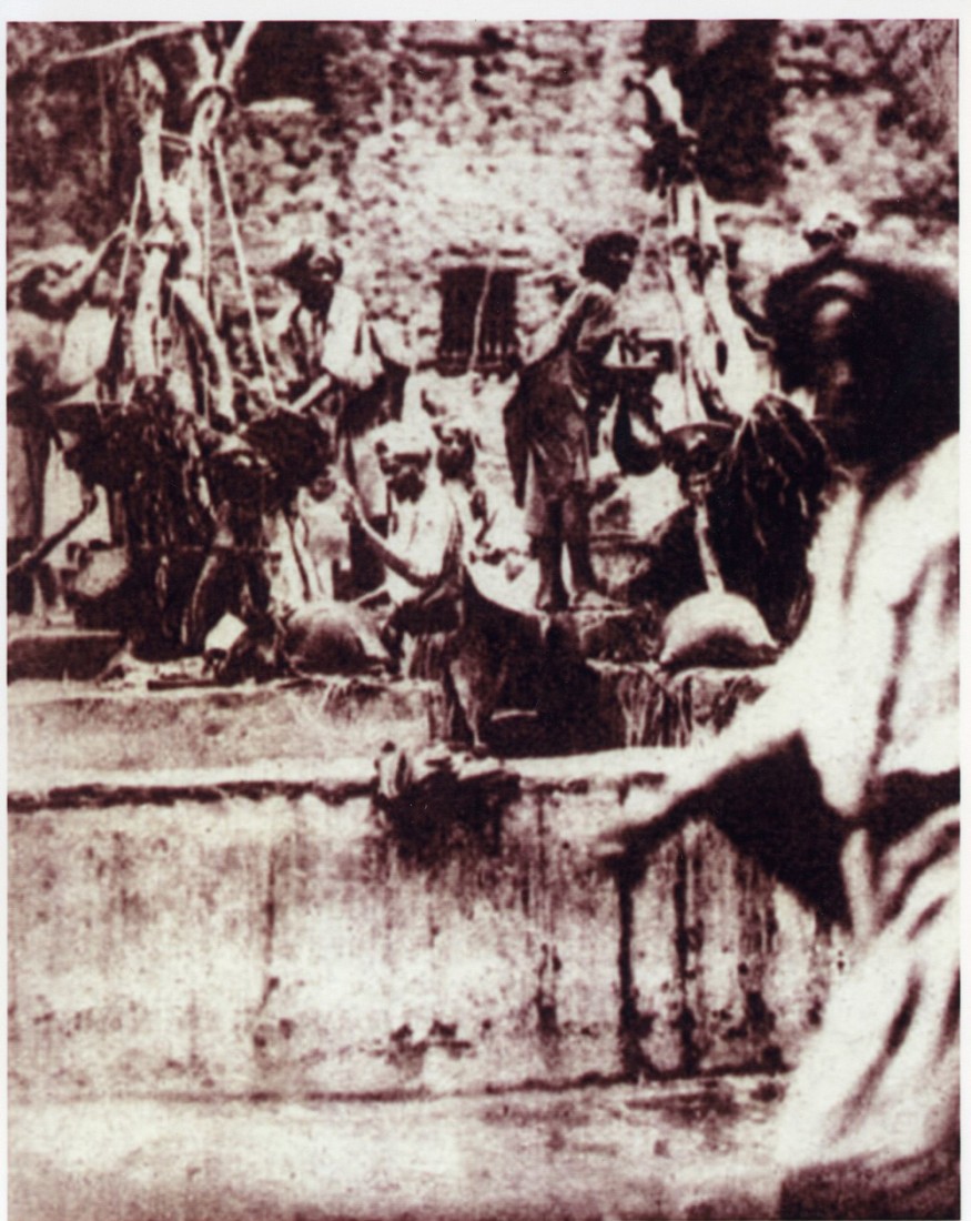صورة تاريخية لبئر زمزم في الحرم المكي الشريف. (دارة الملك عبدالعزيز)
