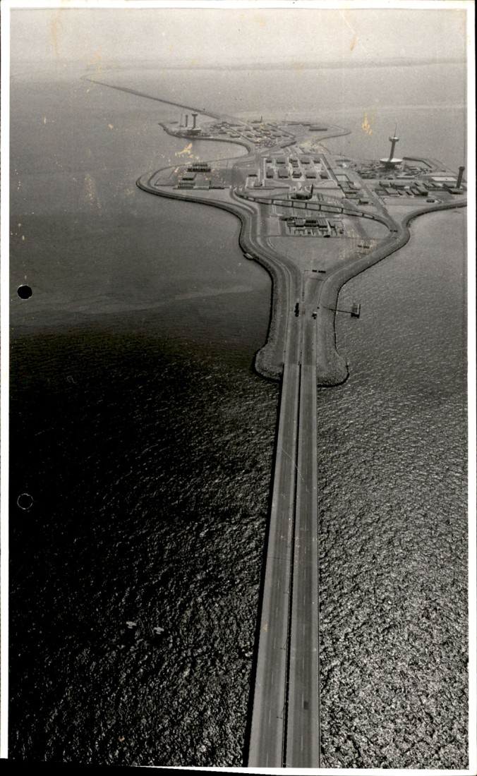 جسر الملك فهد البحري بين السعودية ومملكة البحرين عام 1986م. صحيفة الندوة. (دارة الملك عبدالعزيز)