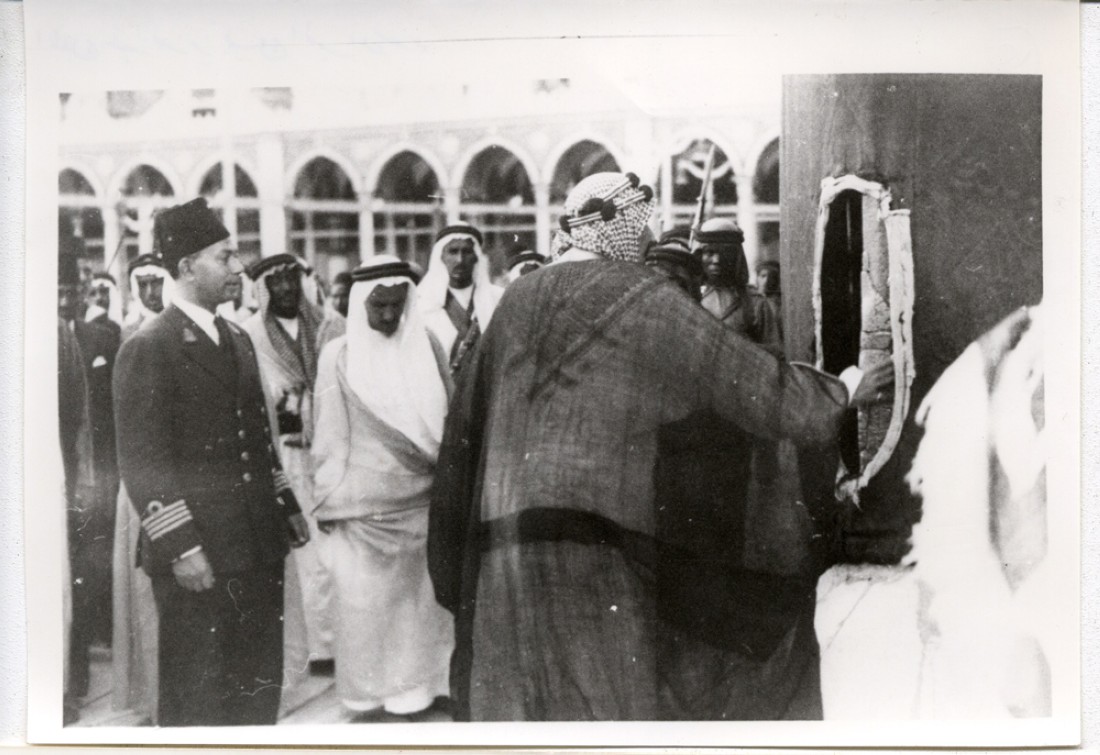 الملك عبدالعزيز يمسح الركن اليماني خلال طوافه بالكعبة المشرفة. (دارة الملك عبدالعزيز)