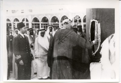 الملك عبدالعزيز يمسح الركن اليماني خلال طوافه بالكعبة المشرفة. (دارة الملك عبدالعزيز)