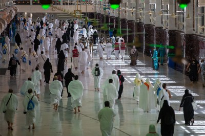 معتمرون يسعون بين الصفا والمروة في المسجد الحرام بمكة المكرمة. (سعوديبيديا)