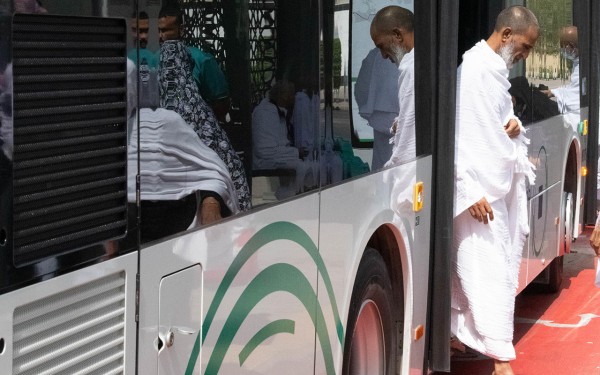 معتمرون يستفيدون من خدم النقل عبر حافلات مكة. (واس)