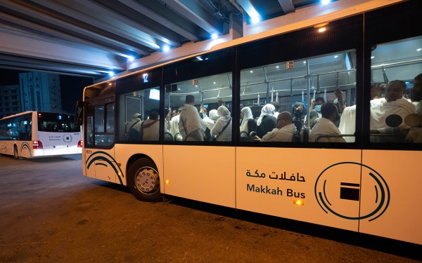 نقل المعتمرين في حافلات مشروع مكة المكرمة. (واس)