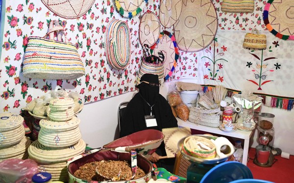 امرأة سعودية متخصصة في حياكة وبيع منتجات الخوص. (واس)