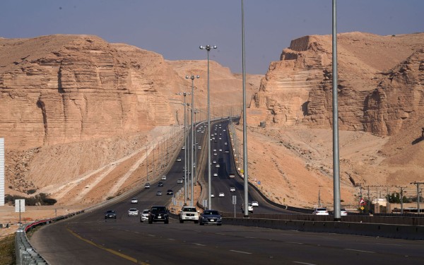 الطريق السريع 40 في مدينة الرياض بين جبال طويق. (سعوديبيديا)