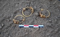 أدوات للزينة عثر عليها في مدينة الأخدود الأثرية بمنطقة نجران. (واس)