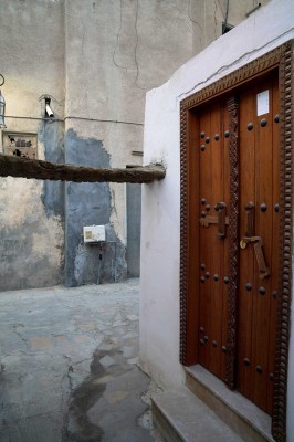 نموذج لخشم الباب في مسجد الشيخ أبو بكر الملا بمحافظة الأحساء في المنطقة الشرقية. (سعوديبيديا)