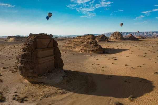 مناطيد تحلق في سماء العلا ضمن مهرجان شتاء طنطورة. (الهيئة الملكية لمحافظة العلا)