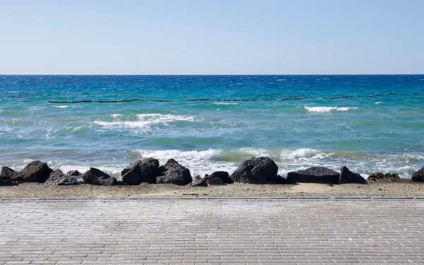 شاطئ محافظة أملج على ساحل البحر الأحمر. (سعوديبيديا)