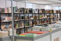 مجموعة من الكتب المتنوعة في معرض الكتاب والمعلومات بالجامعة الإسلامية. (واس) 
