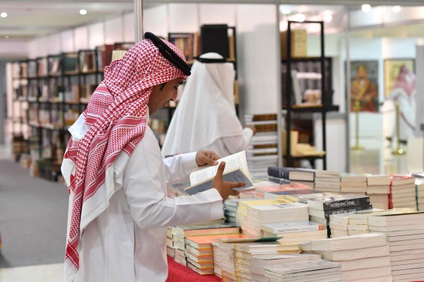 زائر يتصفح الكتب في معرض الكتاب والمعلومات بالجامعة الإسلامية. (واس)