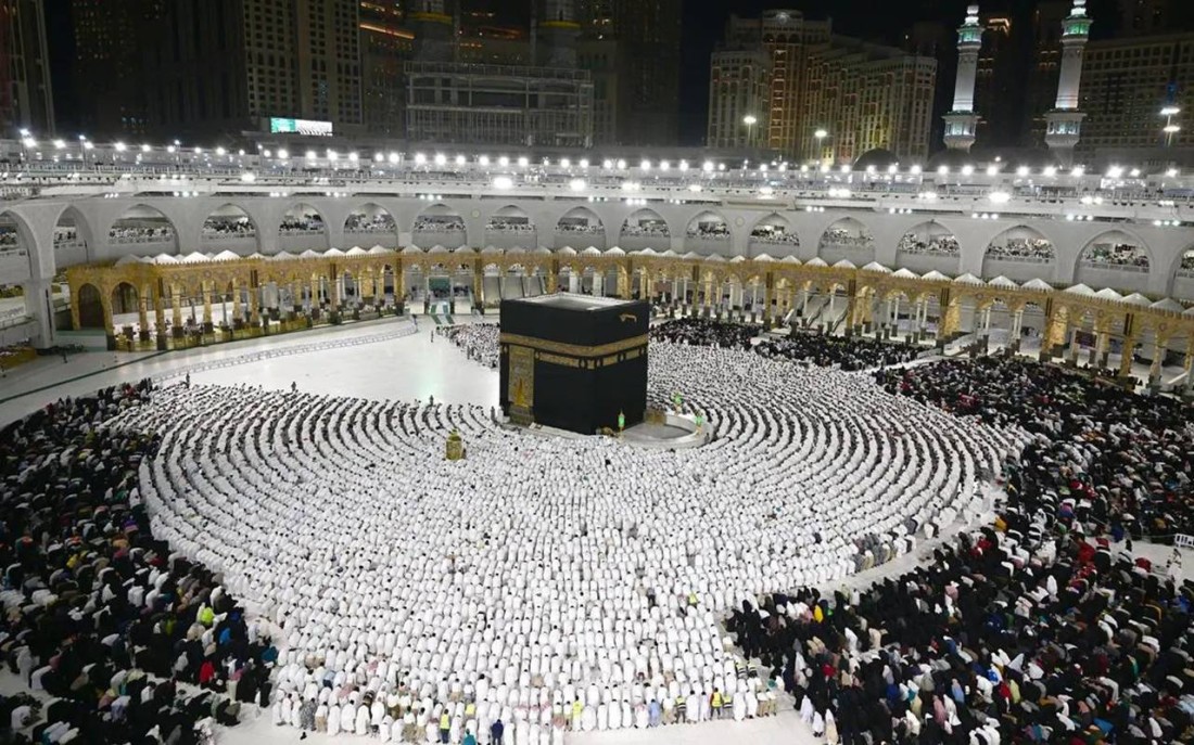 جموع من المصلين في المسجد الحرام. (واس)