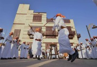 رقصة المزمار من الفلكلور الشعبي في غربي السعودية. (واس)