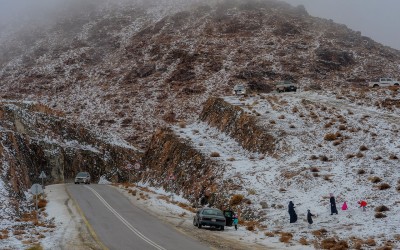 تساقط الثلوج على جبل اللوز في منطقة تبوك. (وزارة الثقافة)

