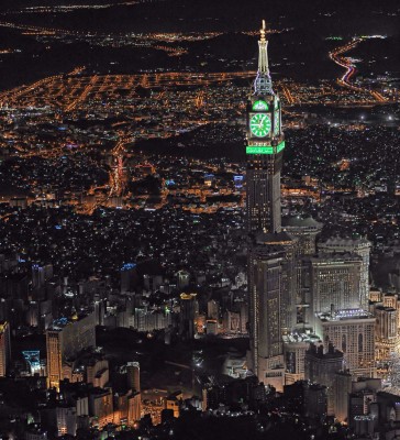 برج ساعة مكة ضمن وقف الملك عبدالعزيز أحد أكبر المشاريع المعمارية في العالم. (واس)
