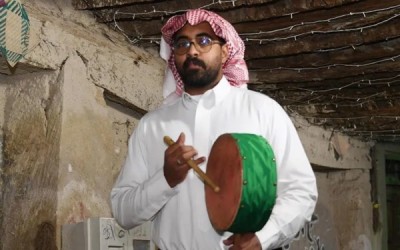 مهنة المسحراتي إحدى المهن القديمة في السعودية. (واس)