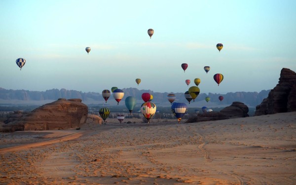 المناطيد الهوائية خلال مهرجان شتاء طنطورة بالعلا. (واس)