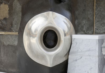 الحجر الأسود محاطًا بإطار من الفضة الخالصة حفاظًا عليه. (سعوديبيديا)