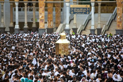معتمرون امتلأ بهم صحن المطاف في المسجد الحرام في شهر رمضان، ويظهر مقام إبراهيم عليه السلام. (سعوديبيديا)