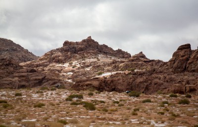 جبل علقان بمنطقة تبوك أثناء موسم تساقط الثلوج. (سعوديبيديا)
