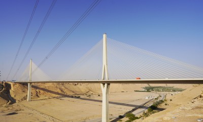 الجسر المعلق في مدينة الرياض، أول جسر معلق في السعودية. (سعوديبيديا)