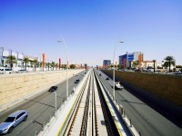 طريق الملك عبدالله وتظهر في وسطه سكة قطار الرياض. (سعوديبيديا)
