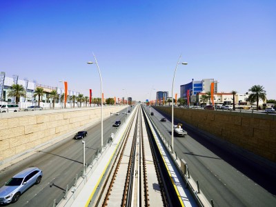 طريق الملك عبدالله وتظهر في وسطه سكة قطار الرياض. (سعوديبيديا)