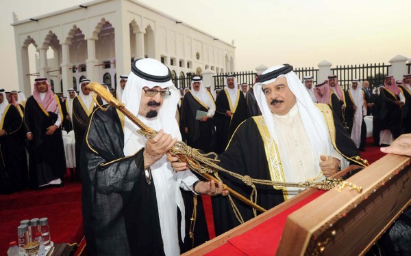 الملك عبدالله بن عبدالعزيز آل سعود متسلمًا السيف الأجرب من الملك حمد بن عيسى آل خليفة ملك مملكة البحرين عام 2010م. (دارة الملك عبدالعزيز)