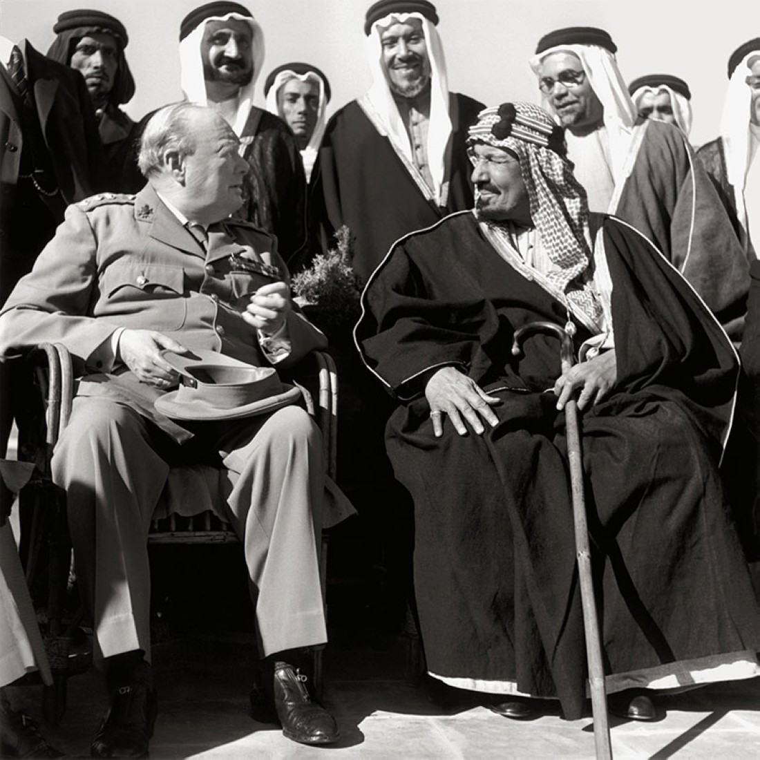 اجتماع الملك عبدالعزيز مع رئيس وزراء بريطانيا ونستون تشرشل في مدينة الفيوم في مصر عام 1945م. (دارة الملك عبدالعزيز)