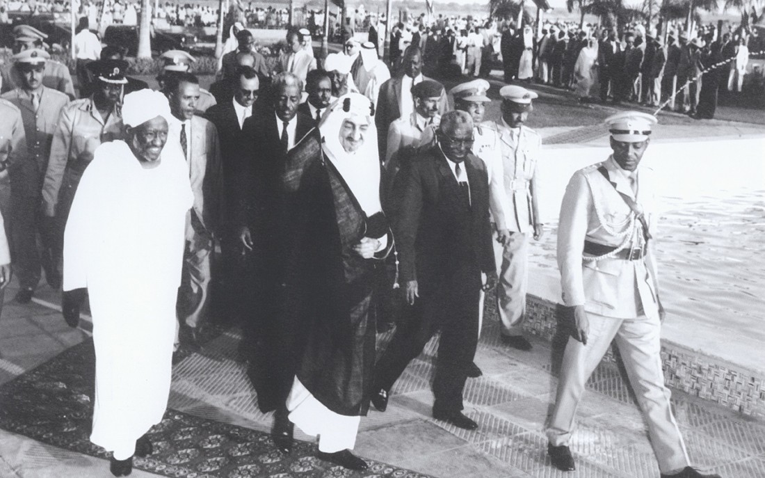 زيارة الملك فيصل للسودان وفي استقباله الرئيس السوداني إسماعيل الأزهري عام 1966م. (دارة الملك عبدالعزيز)