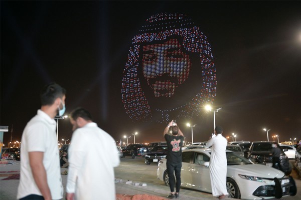 صورة ولي العهد الأمير محمد بن سلمان عن طريق طائرات الدرون في موسم الرياض. (سعوديبيديا)