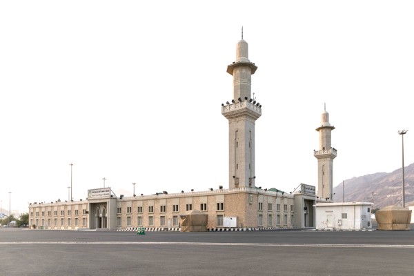 مسجد المشعر الحرام في مزدلفة. (دارة الملك عبدالعزيز)