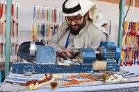 أحد الحرفيين أثناء عمله في صناعة السبح. (واس)