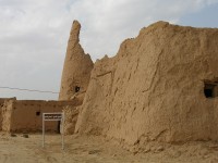 آثار تاريخية في عيون الجواء يظهر فيها الجامع القديم. (دارة الملك عبدالعزيز)