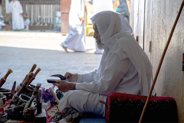 حرفي يصنع الجنبية في نجران. (واس)