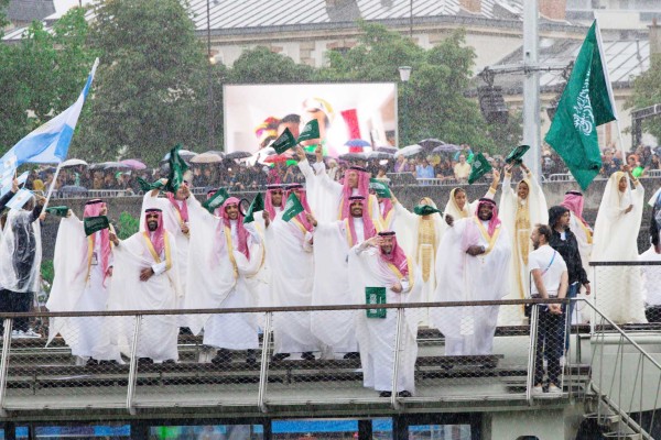 بعثة السعودية المشاركة في حفل افتتاح دورة الألعاب الأولمبية "باريس 2024". (المركز الإعلامي للجنة الأولمبية والبارالمبية السعودية)