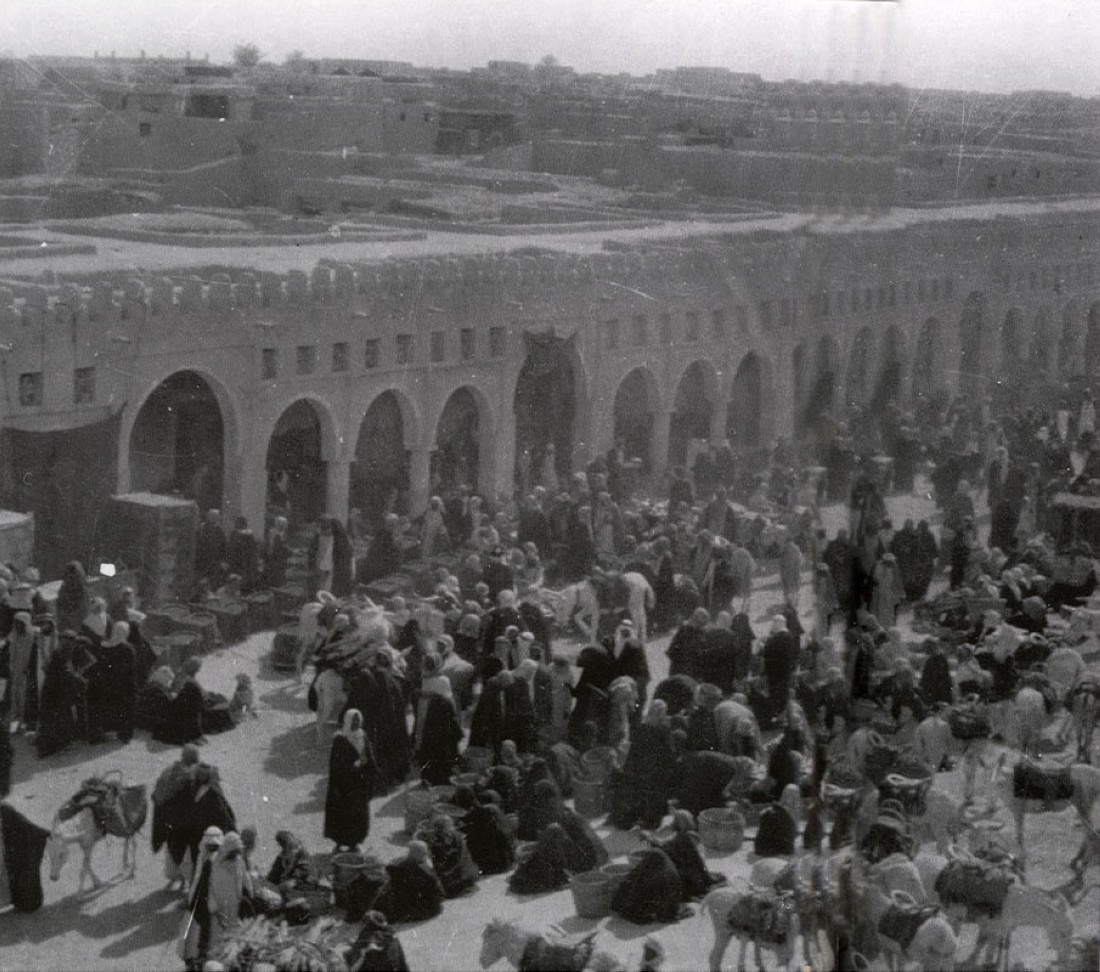 سوق القيصرية في محافظة الأحساء بالمنطقة الشرقية. آر إي تشيزمان. 1923. (دارة الملك عبدالعزيز)